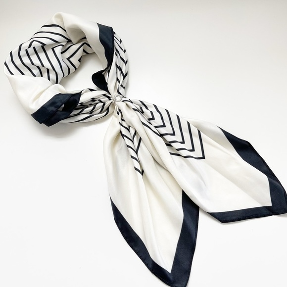 NWT Silver Tone Scarf Ring - Picture 3 of 7